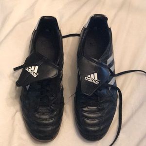 Indoor soccer shoes